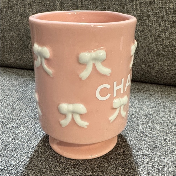 ❗️CLERANCE❗️CHANEL Pink Brush Holder with White Bows - Picture 3 of 4